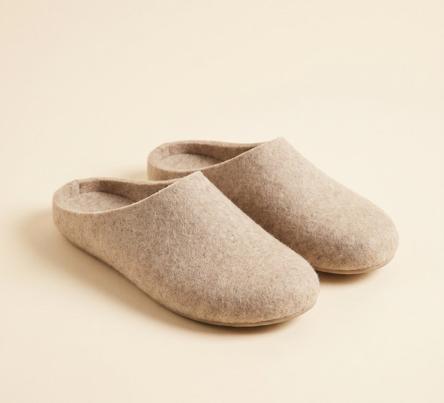 Ett par enkla beige filttofflor